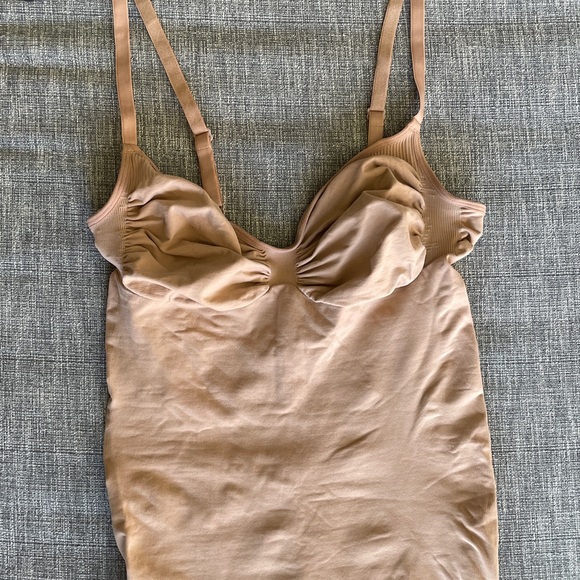 SKIMS sculpture Bodysuit 4X - Picture 3 of 6